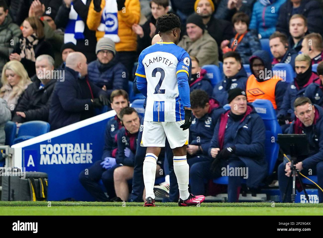 Tariq Lamptey di Brighton e Hove Albion esce dal campo dopo aver subito una possibile lesione durante la partita della Premier League presso l'American Express Community Stadium di Brighton. Data immagine: Sabato 4 marzo 2023. Foto Stock