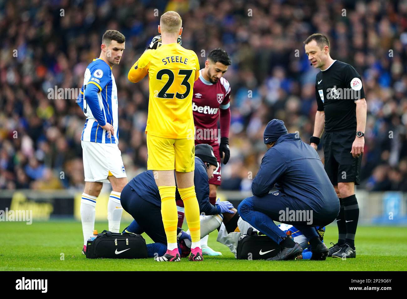 Tariq Lamptey di Brighton e Hove Albion riceve un trattamento per una possibile lesione durante la partita della Premier League presso l'American Express Community Stadium di Brighton. Data immagine: Sabato 4 marzo 2023. Foto Stock