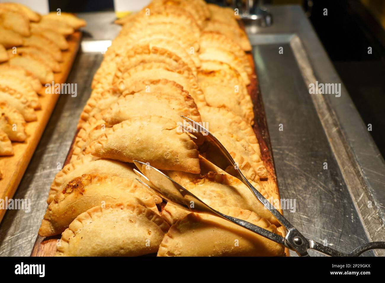 Purè di curry o pastelli su vassoio con tenaglia per la colazione. Foto Stock