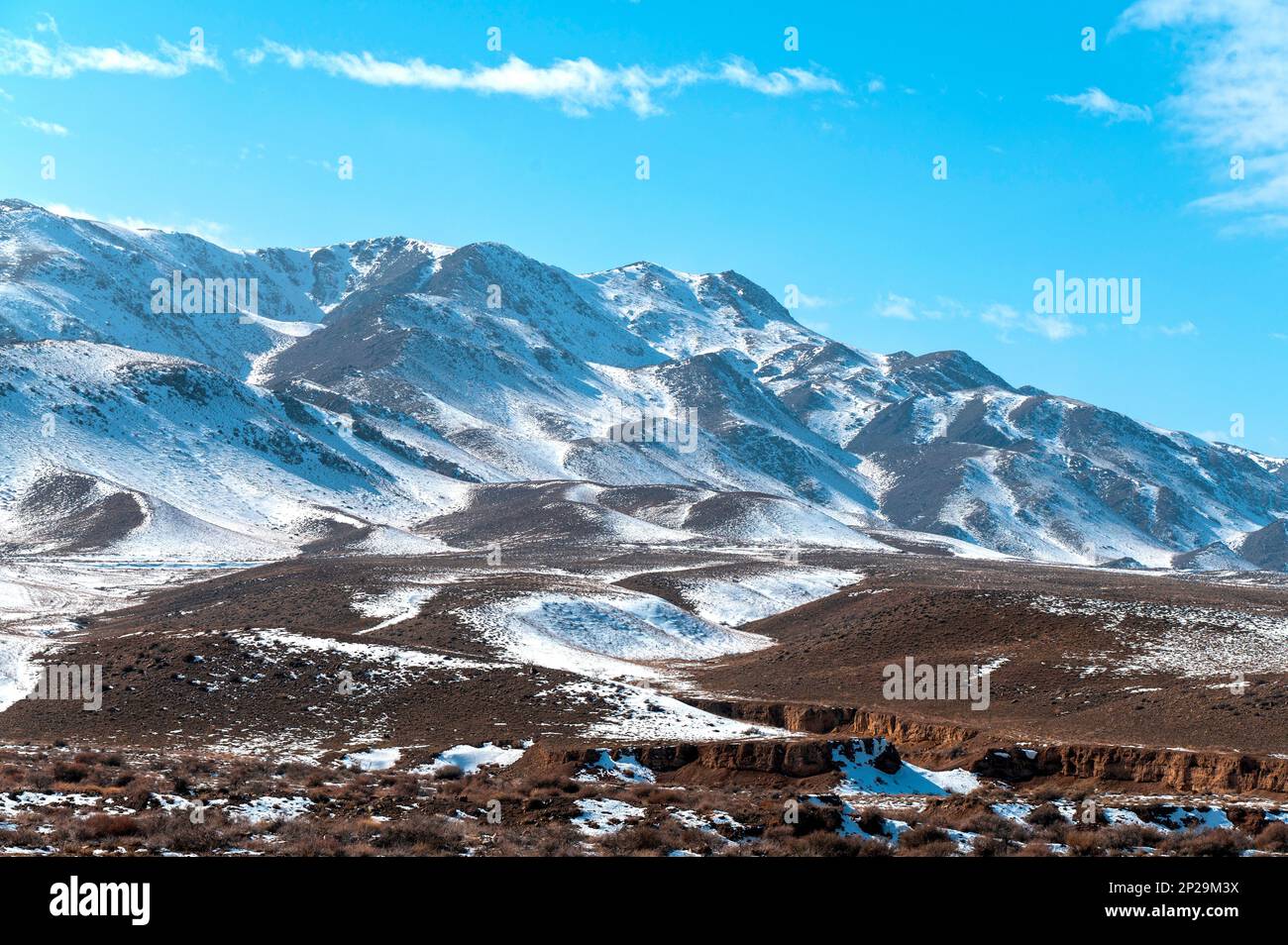 Vista panoramica delle colline intorno al Tian Shan o Tengri Tagh. Tian Shan è un grande sistema di catene montuose situato in Asia centrale. Foto Stock