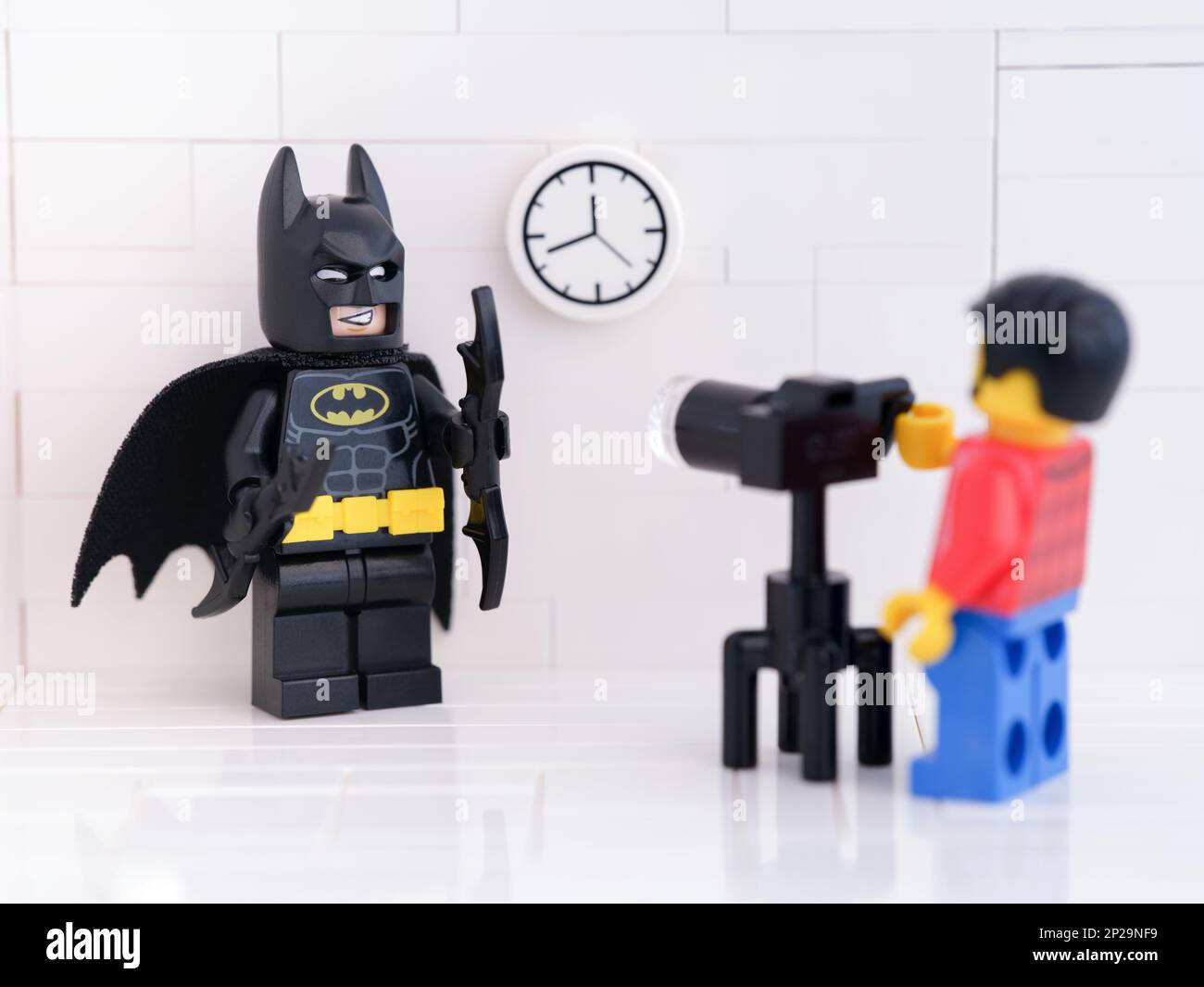 Tambov, Federazione Russa - 22 febbraio 2023 Una minifigura del fotografo Lego che fotografa una minifigura Lego Batman. Foto Stock