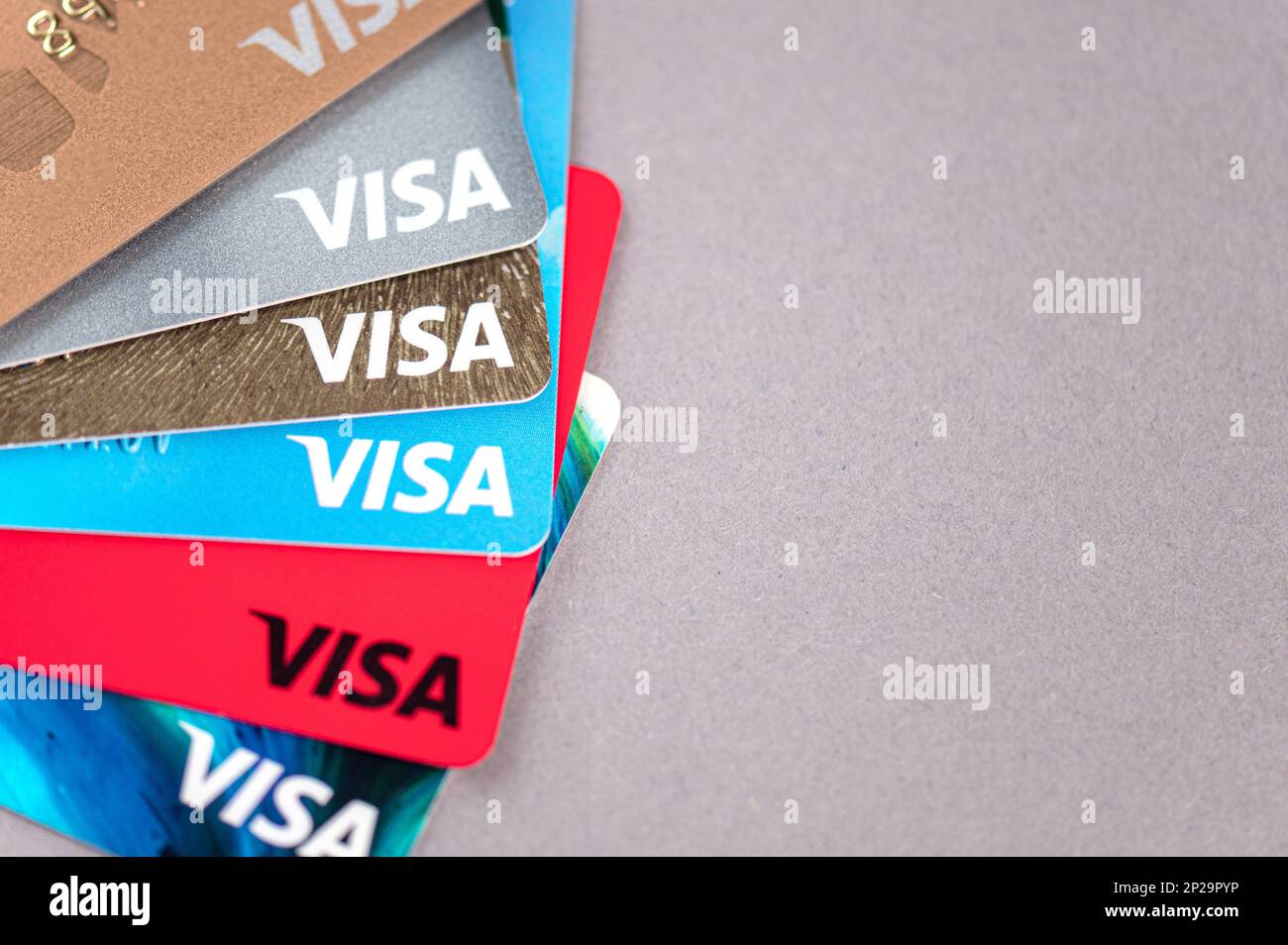 MOSCA - MAR 03: Set di carte di plastica con logotipo Visa su una scrivania con spazio per il testo a Mosca il 03 marzo. 2023 in Russia Foto Stock