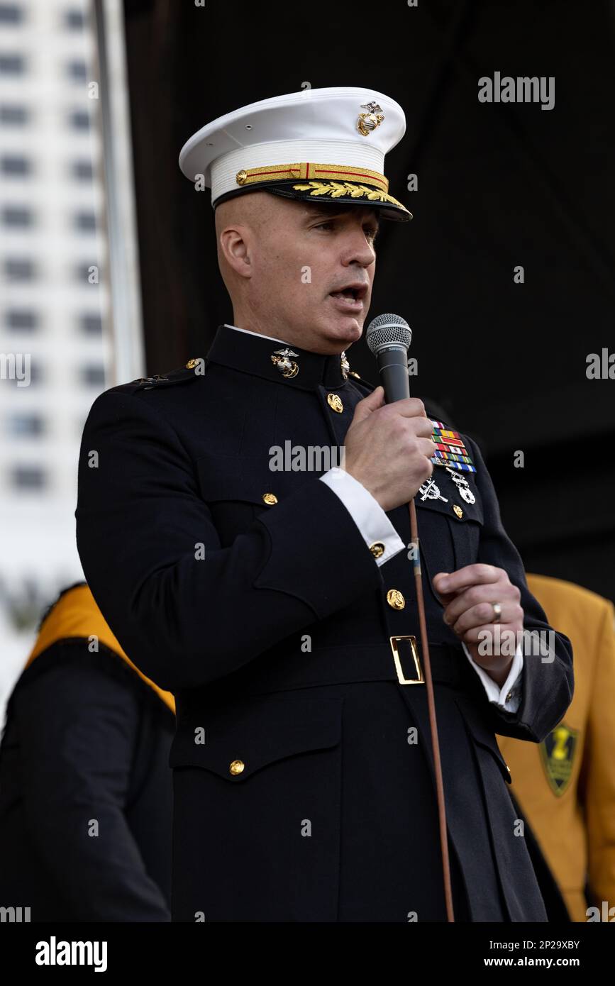 STATI UNITI Il generale del corpo Marino, il generale comandante del Gruppo di Logistica Marina 4th, Marine Forces Reserve, parla al popolo di New Orleans durante il Lundi Gras al Woldenberg Park, 20 febbraio 2023. Souza ha parlato dell'importanza dei contributi che il Zulu Social Aid and Pleasure Club ha dato alla Fondazione Marine Corps Toys for Tots. Foto Stock