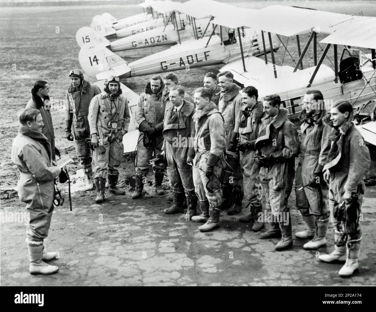 Il personale della Midland Bank che ha aderito alla RAF Volunteer Reserve, pronto per i loro primi voli di addestramento dei piloti, London Air Park, Hanworth, 26 marzo 1937 Foto Stock