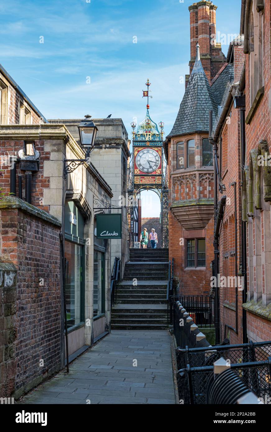 Storico orologio vittoriano decorato Eastgate Clock sulle mura della città, Chester, Inghilterra, Regno Unito Foto Stock
