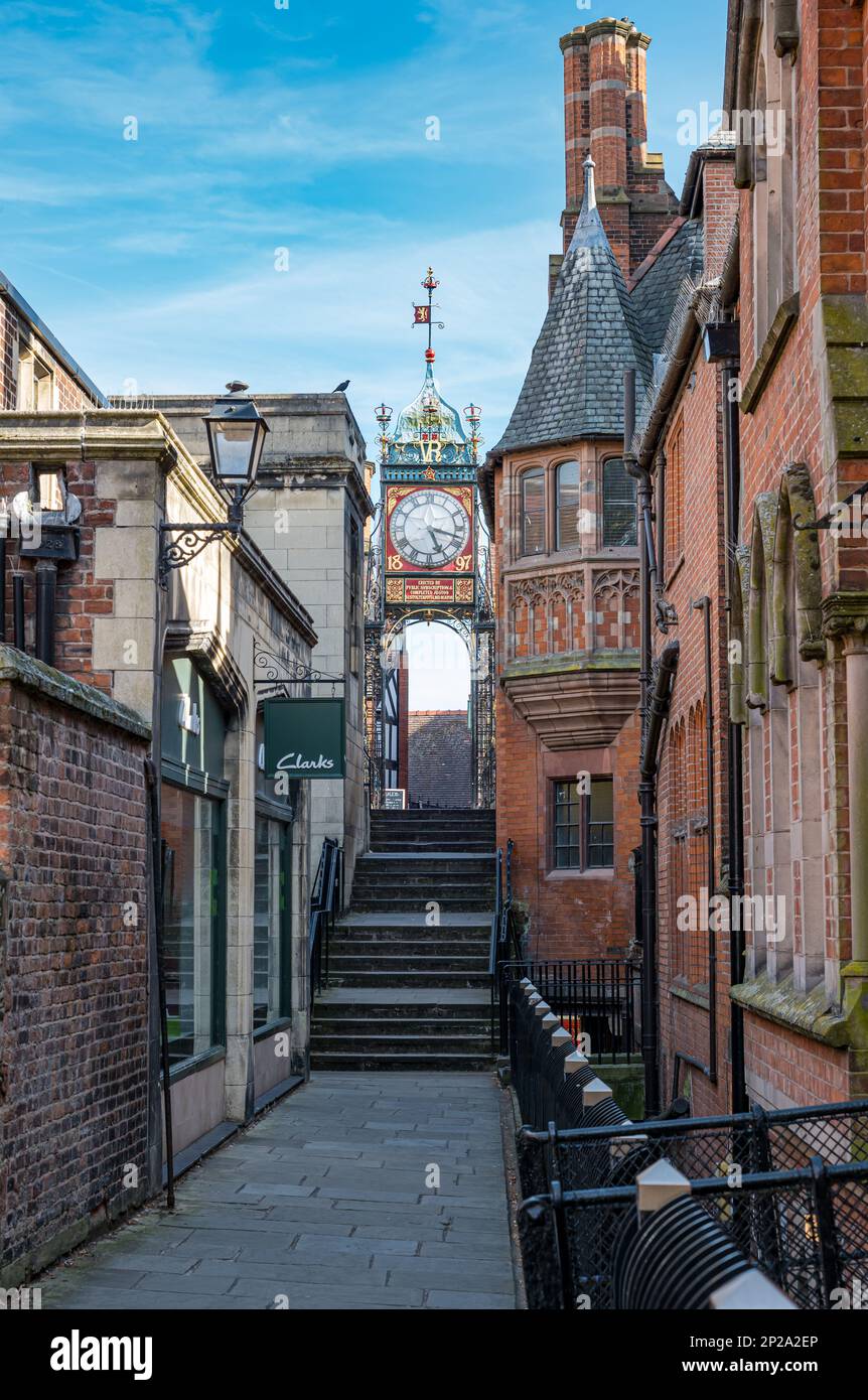 Storico orologio vittoriano decorato Eastgate Clock sulle mura della città, Chester, Inghilterra, Regno Unito Foto Stock