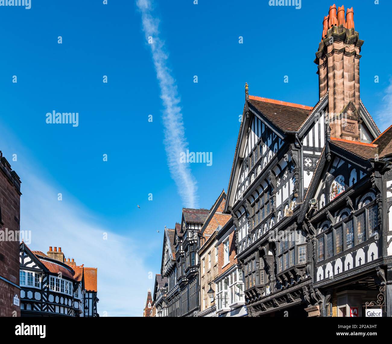 Storici edifici a graticcio vecchi e decorati, Eastgate Street, Chester, Inghilterra, Regno Unito Foto Stock