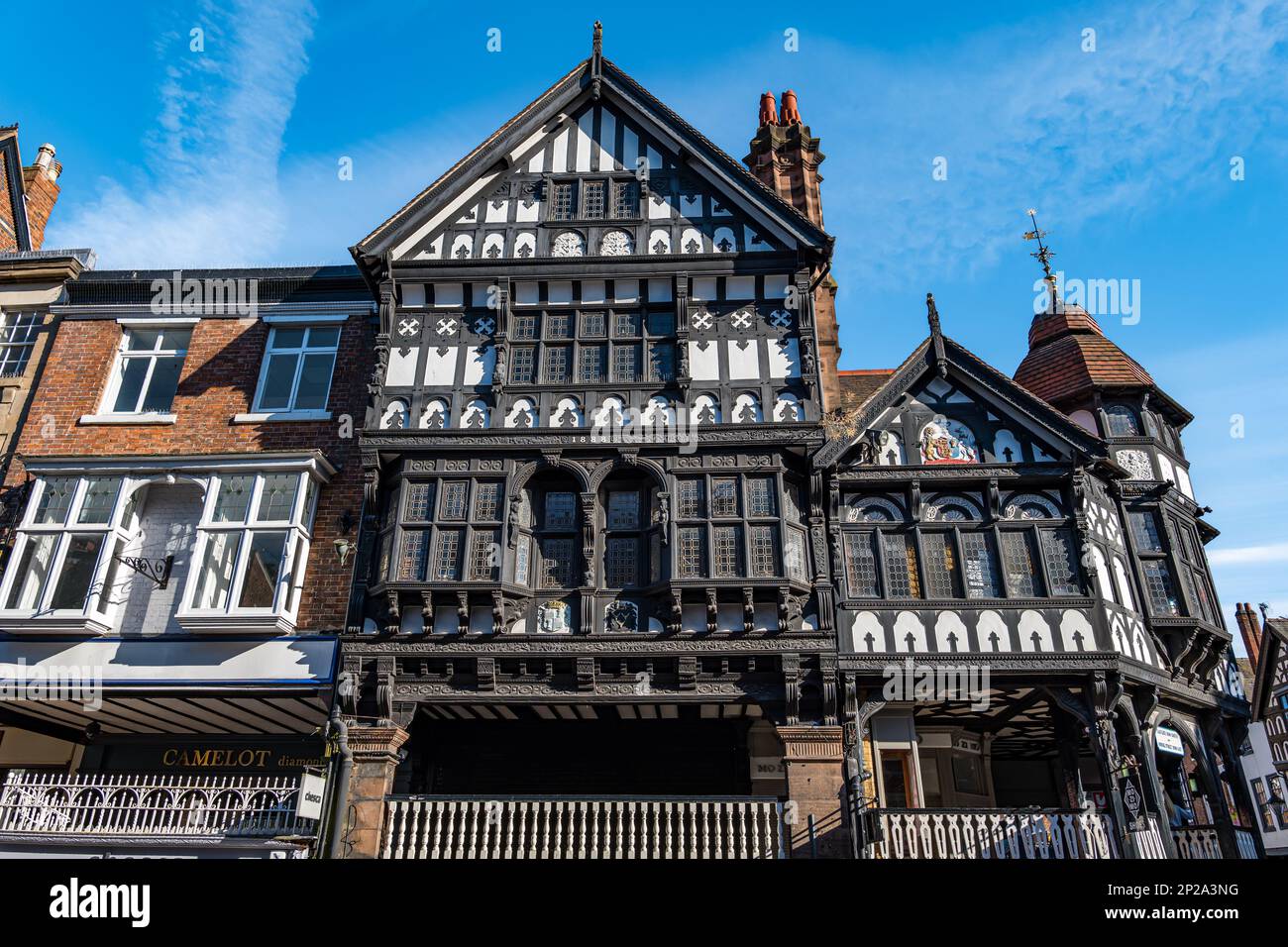 Storici edifici a graticcio vecchi e decorati, Eastgate Street, Chester, Inghilterra, Regno Unito Foto Stock