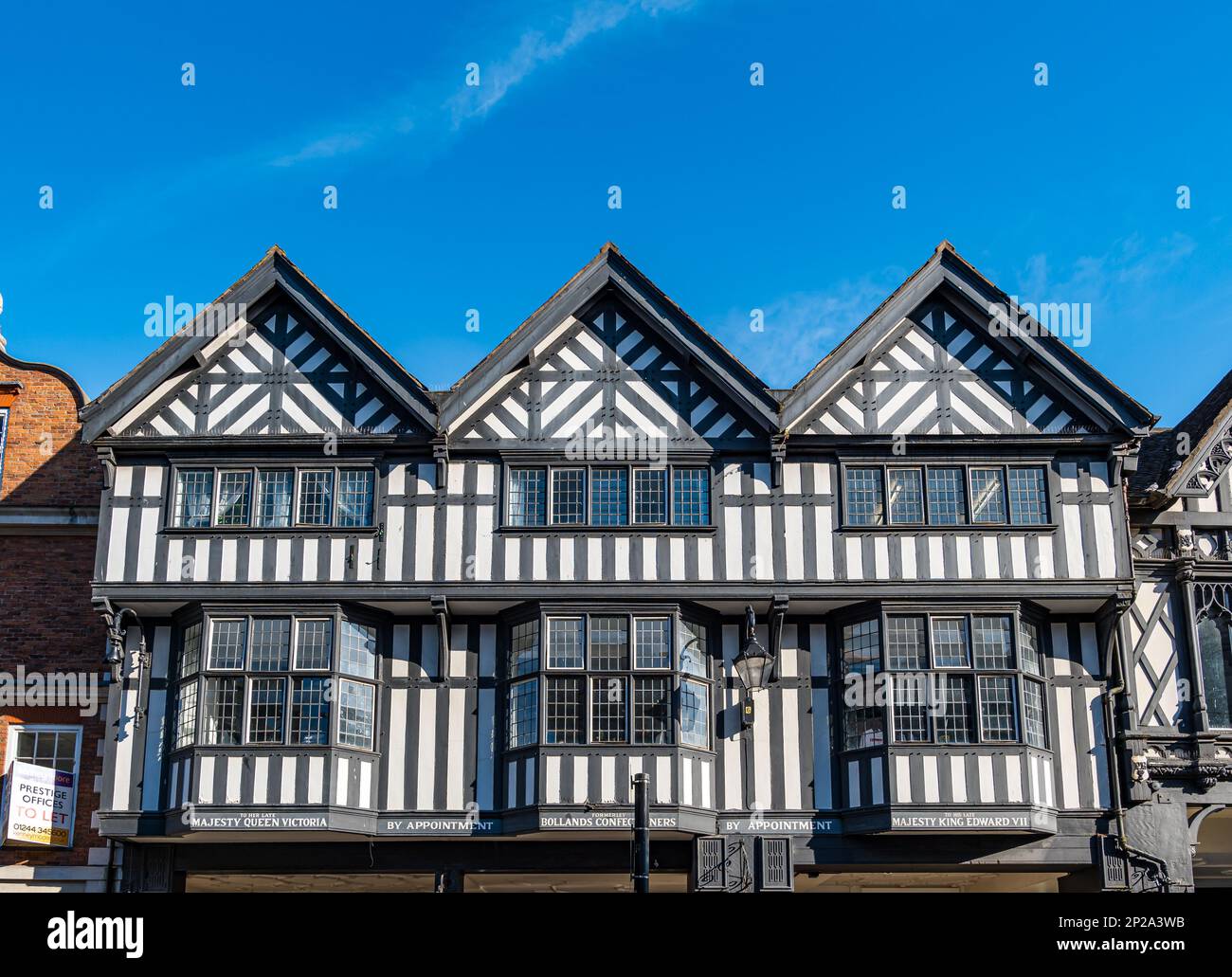 Storici edifici a graticcio vecchi e decorati, Eastgate Street, Chester, Inghilterra, Regno Unito Foto Stock