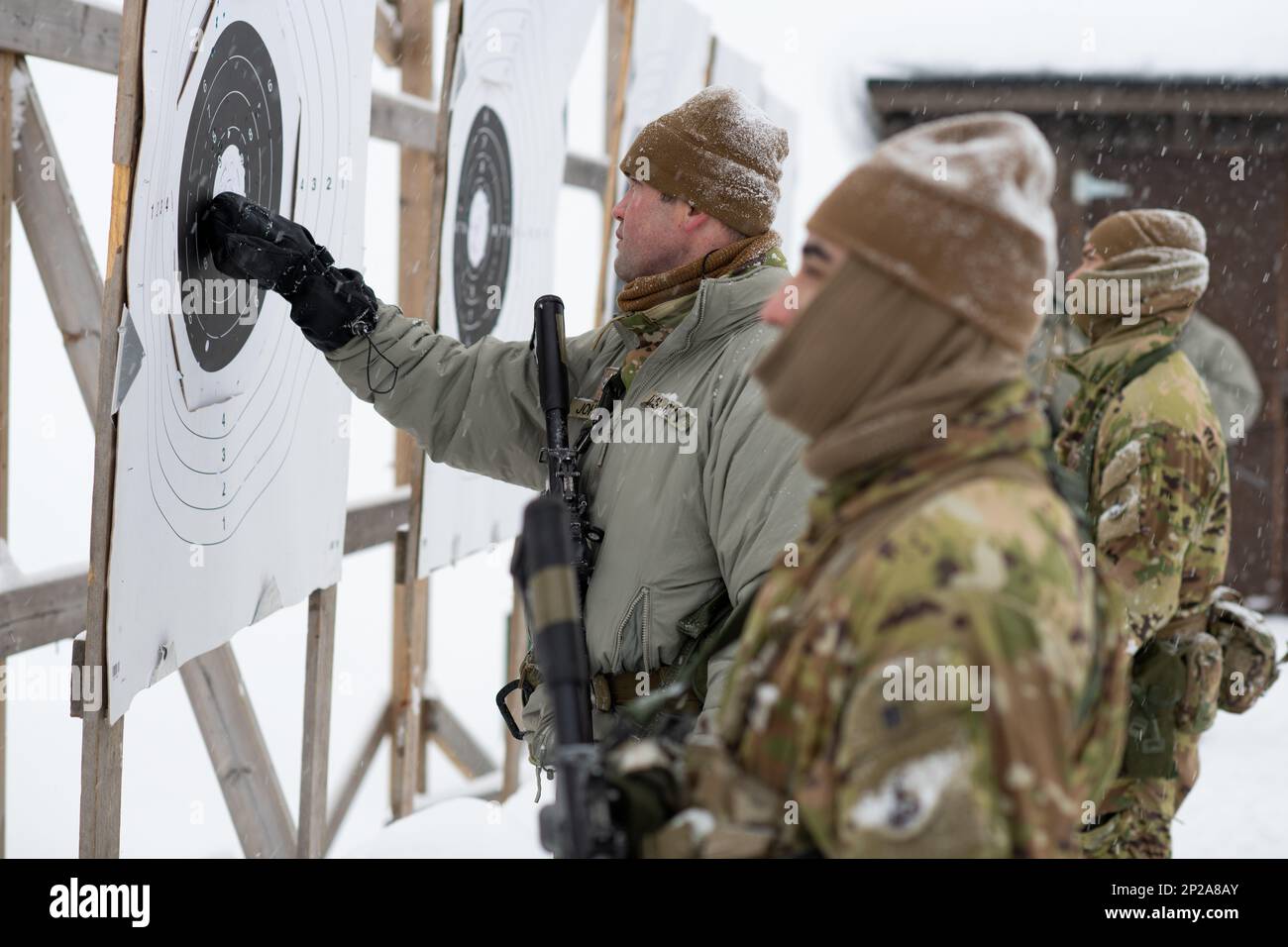 Un gruppo di Stati Uniti Soldati dell'esercito assegnati a 2nd Squadrone, 183rd reggimento di cavalleria, Virginia Army National Guard, ispezionano i bersagli durante l'addestramento di familiarizzazione con le armi straniere a Arctic Forge 2023 a Sodankylä Garrison, Finlandia, 19 febbraio 2023. Exercise Arctic Forge 23 è un ente statunitense L'Esercito Europa e l'Africa hanno guidato l'esercizio ombrello che sfrutta la nazione ospitante Esercizi di Difesa Nord in Finlandia, e l'esercizio Joint Viking in Norvegia, che si svolge dal 16 febbraio al 17 marzo 2023, incentrato sulla creazione di capacità e cooperazione a sostegno degli Stati Uniti La strategia artica dell’esercito. Foto Stock