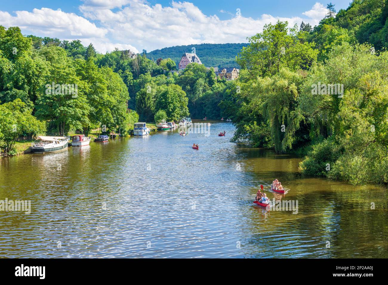 Nassau (Lahn): fiume Lahn, canoa pagaiolo, barche, case a graticcio in Lahntal, Rheinland-Pfalz, Renania-Palatinato, Germania Foto Stock