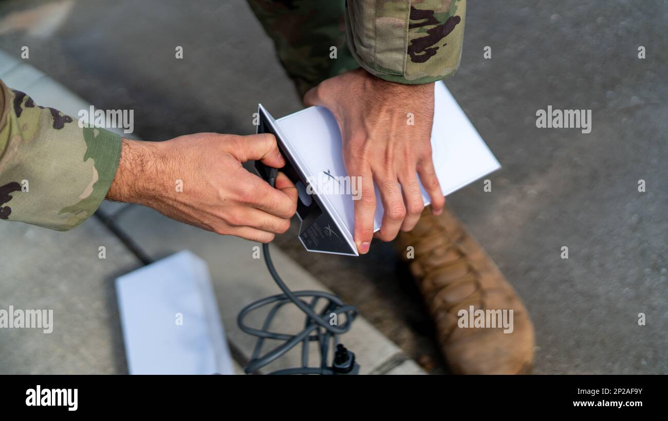 Airman 1st Class Calvin Ledford, 18th Communications Squadron, tecnico di comunicazioni di spedizione, prepara un modem Starlink per un test delle prestazioni presso la base aerea di Kadena, Giappone, 10 gennaio 2023. “La configurazione di Starlink richiede circa 10 minuti, un notevole miglioramento rispetto alla nostra ultima antenna, che ha richiesto oltre 45 minuti di tempo di configurazione”, ha affermato Ledford. Foto Stock
