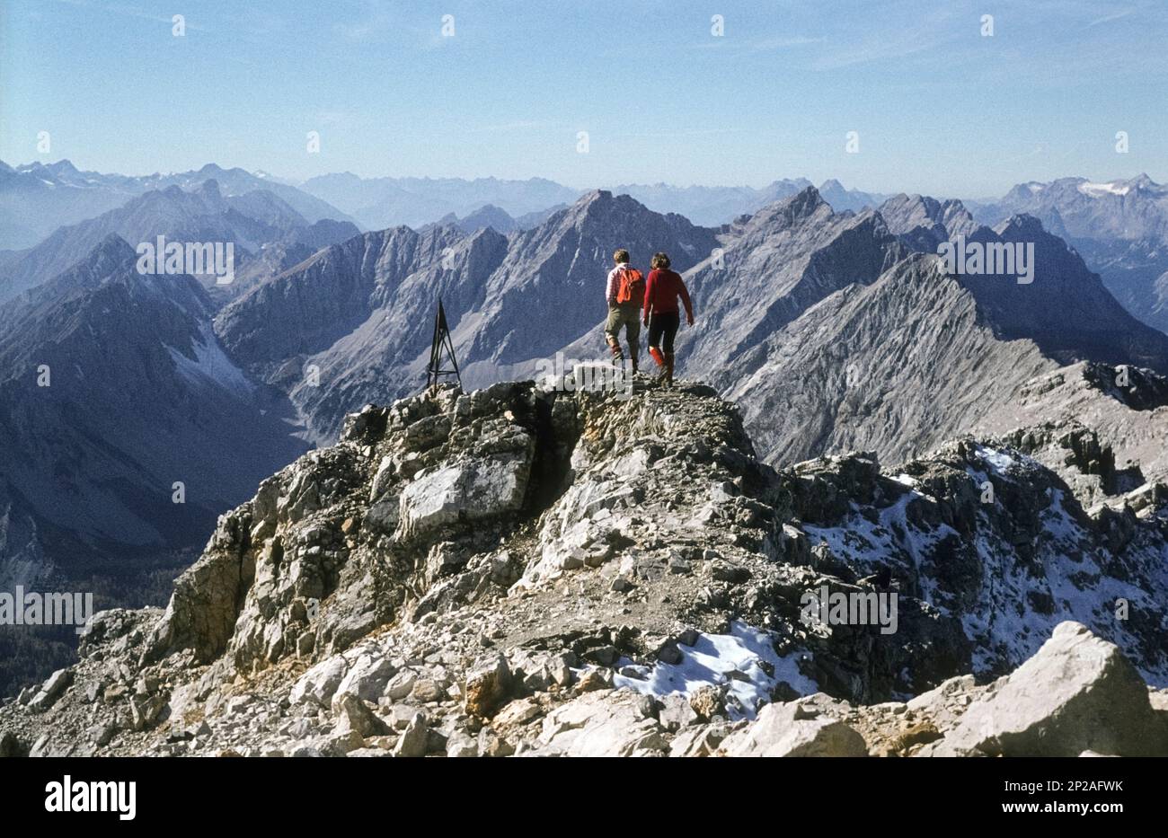 Un uomo e una donna camminano su una stretta cresta. Ottima vista sulle montagne Karwendel. Sulla Großer Bettelwurf, Karwendel, Tirolo, Austria, 1977 Foto Stock