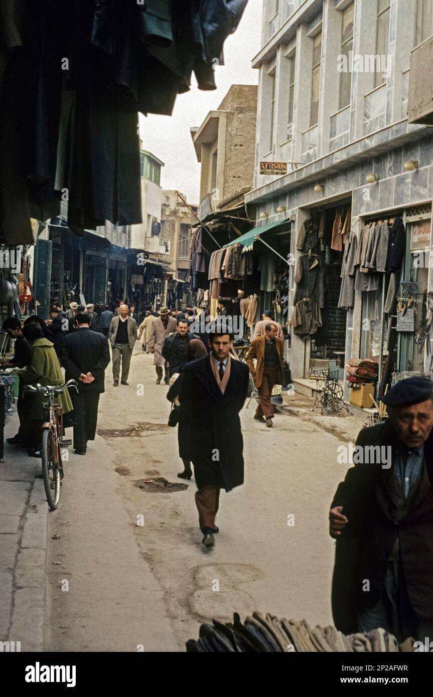 Via dello shopping ateniese nel quartiere di Plaka. Atene, greca, 1963 Foto Stock