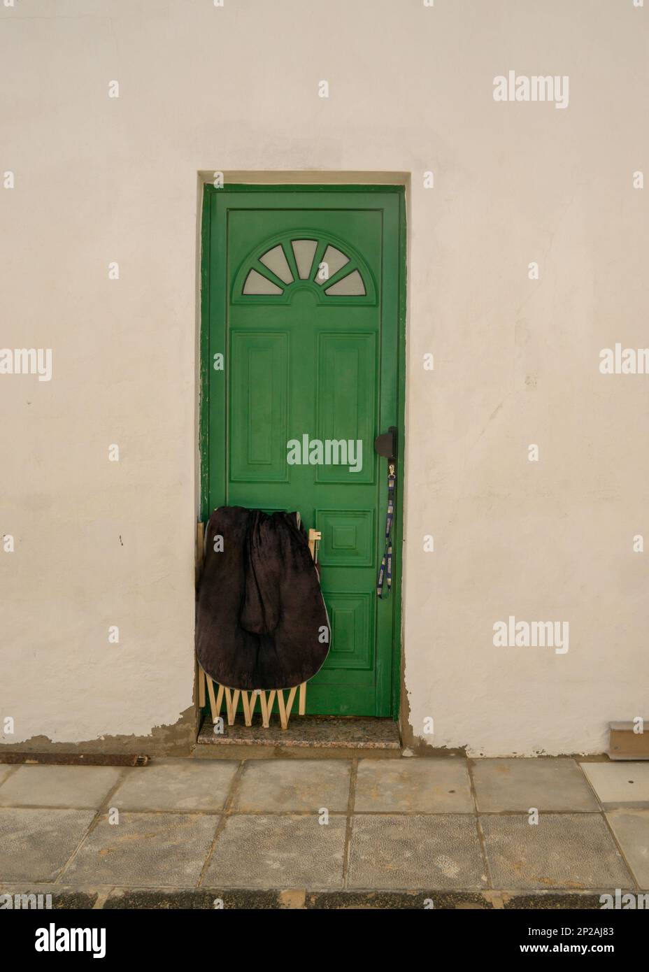 Una porta verde a Caleta de Sebo, la Graciosa. La chiave è lasciata nel foro di serratura che mostra il livello di sicurezza e di fiducia sull'isola. Foto Stock