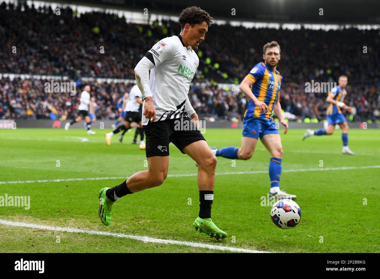 Haydon Roberts della contea di Derby in azione durante la partita della Sky Bet League 1 tra la contea di Derby e la città di Shrewsbury al Pride Park, Derby sabato 4th marzo 2023. (Foto: Jon Hobley | NOTIZIE MI) Credit: NOTIZIE MI & Sport /Alamy Live News Foto Stock