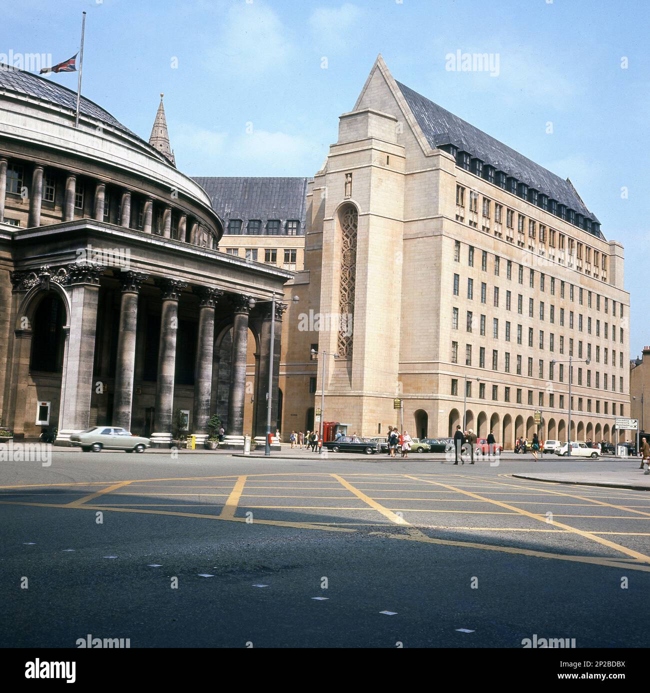1970, storica, vista esterna di St Peter's Square, Manchester, Inghilterra, Regno Unito, che mostra il Municipio colonnato coperto di fuliggine con tetto a cupola e il nuovo edificio della biblioteca sulla destra. Foto Stock