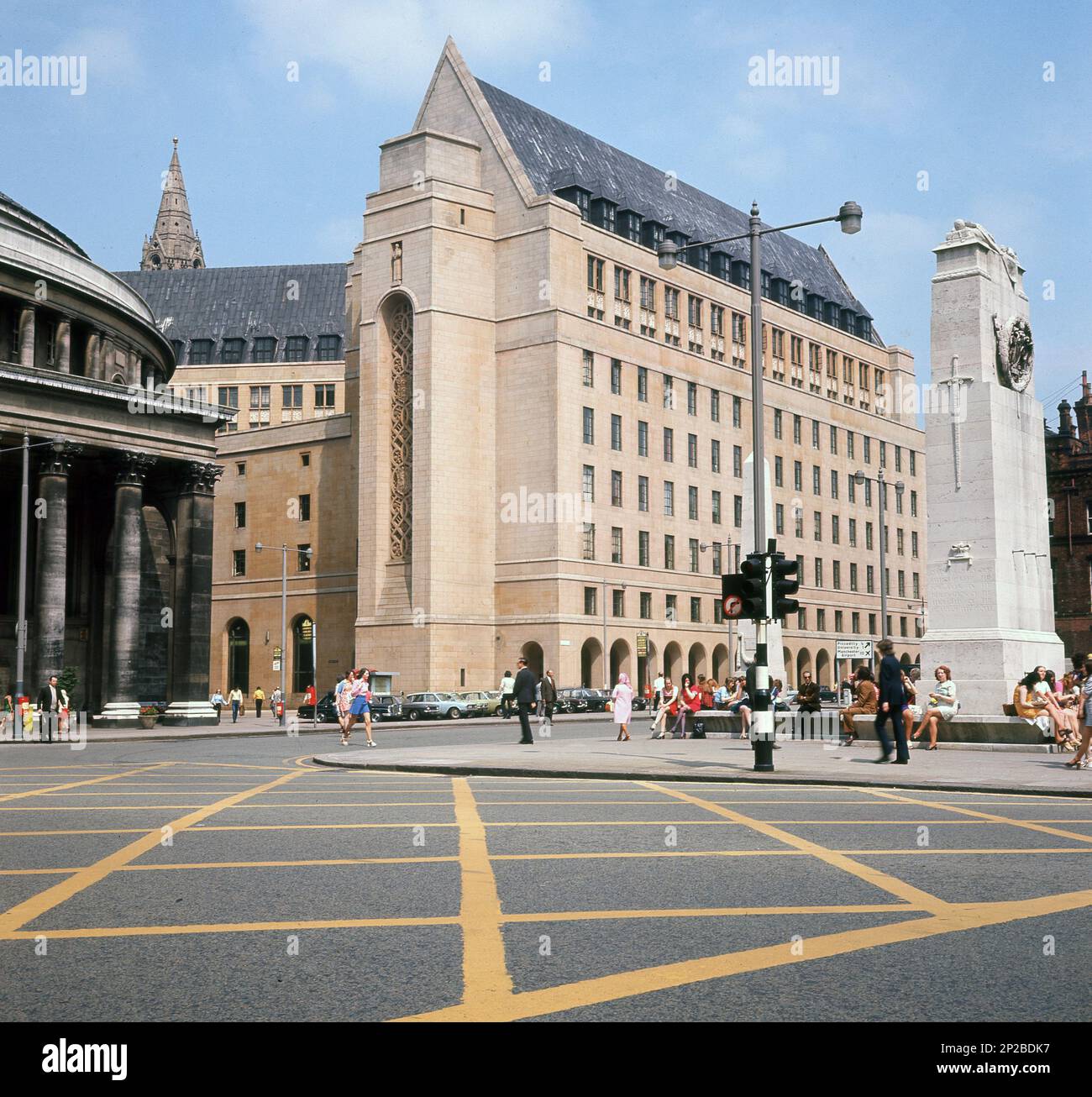 1970, storica, vista esterna di St Peter's Square, Manchester, Inghilterra, Regno Unito, che mostra il Municipio colonnato coperto di fuliggine con tetto a cupola e il nuovo edificio della biblioteca sulla destra. Foto Stock