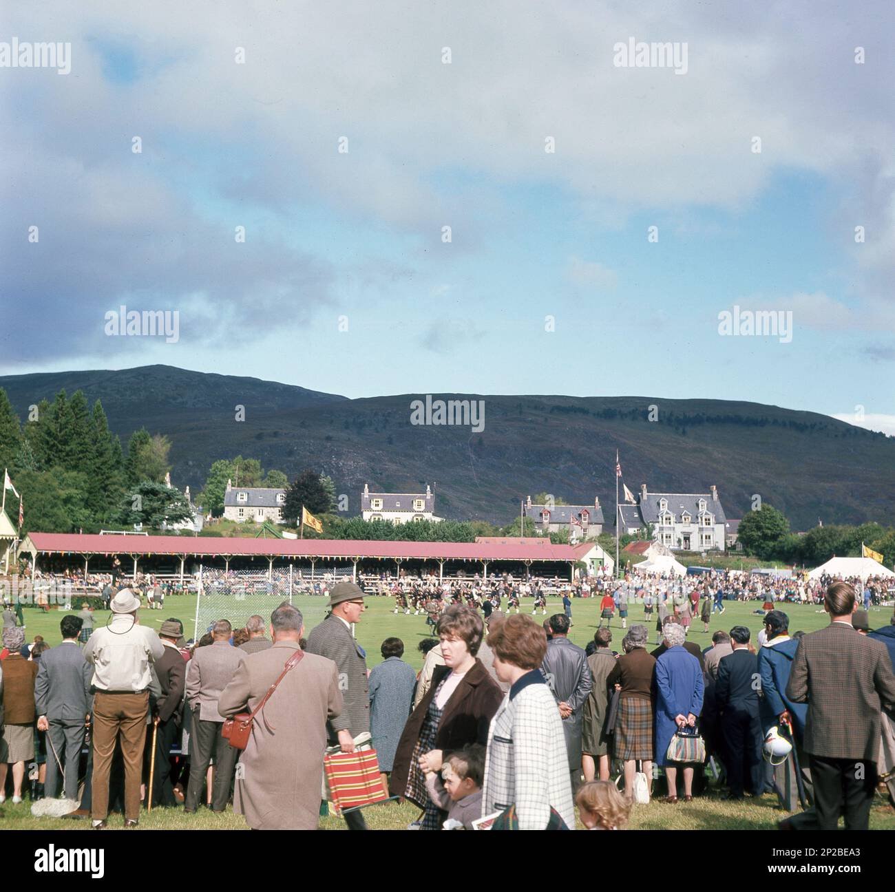 Anni '1960, storico, spettatori che guardano le partite delle Highland, Braemar, Scozia, Regno Unito. Foto Stock