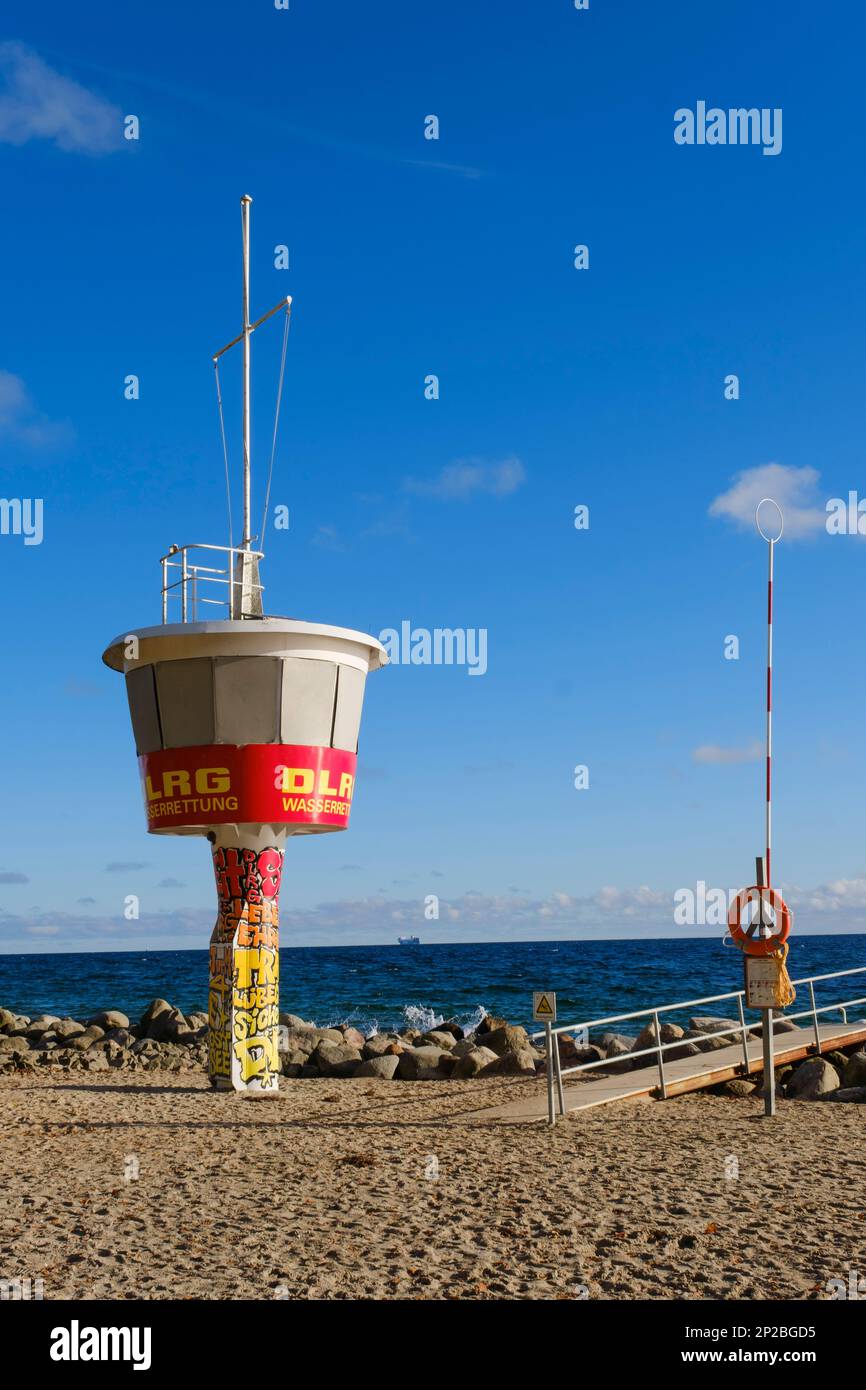 Torre della stazione di acqua DLRG e boa di sicurezza in spiaggia Foto Stock