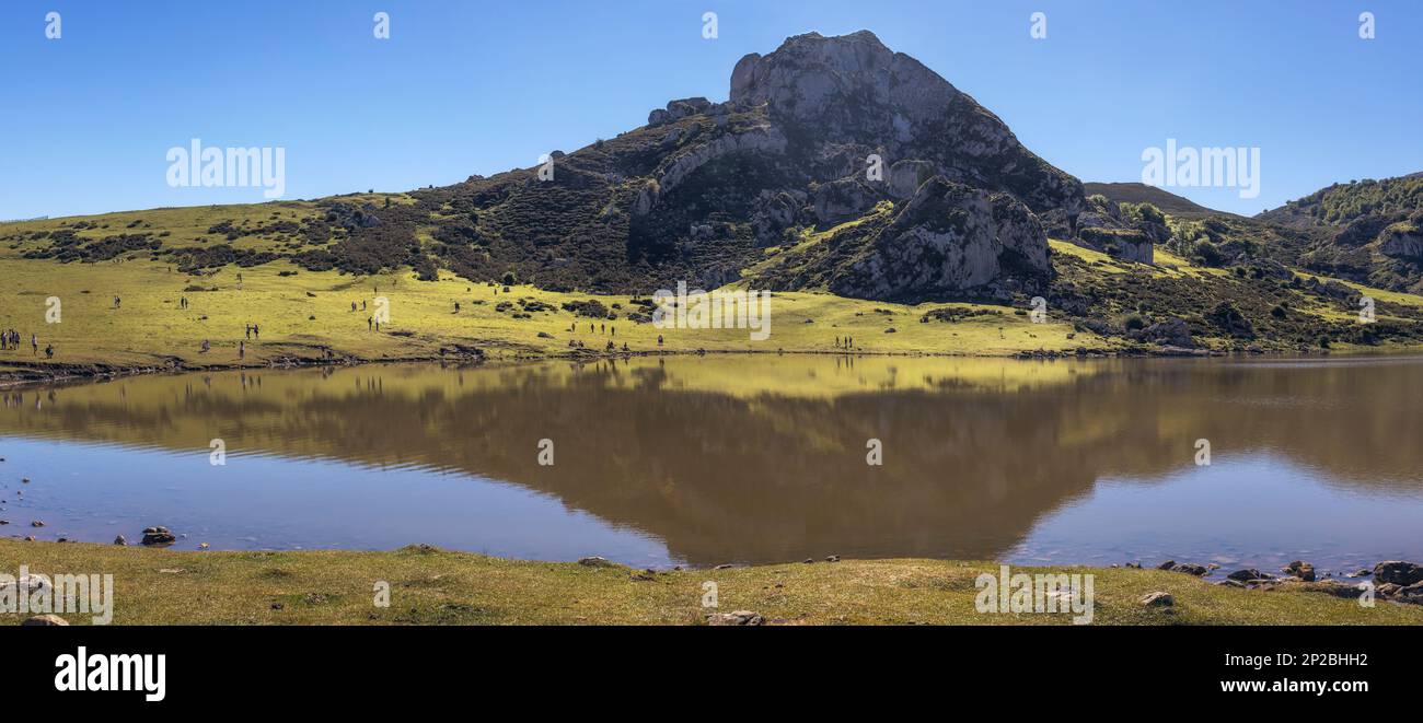 Una tranquilla scena delle Asturie, Spagna con la sua bella catena montuosa e il lago Ercinia che riflette il cielo. Una perfetta vista panoramica delle meraviglie della natura Foto Stock