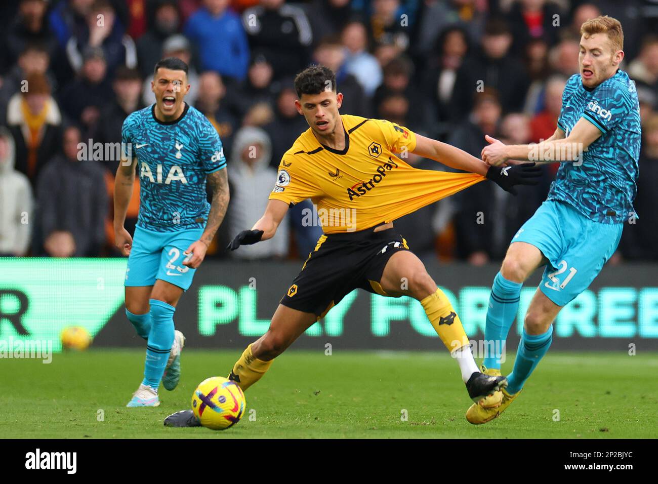 4th marzo 2023; Molineux Stadium, Wolverhampton, West Midlands, Inghilterra; Premier League Football, Wolverhampton Wanderers contro Tottenham Hotspur; Dejan Kulusevski di Tottenham Hotspur fouls Matheus Nunes di Wolverhampton Wanderers Foto Stock