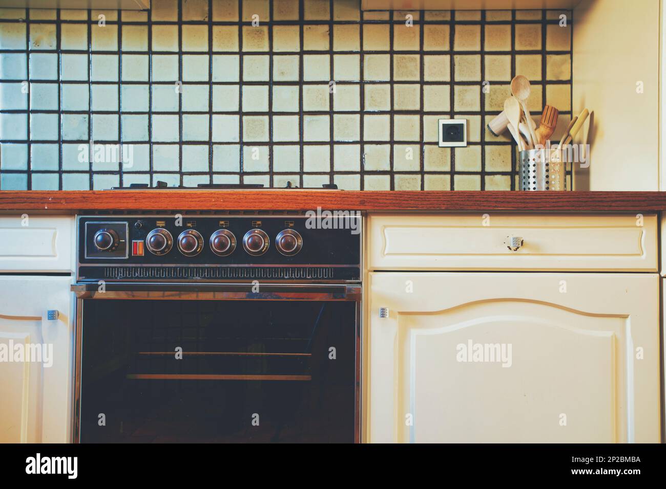 Vintage cucina retrò con piastrelle motivo verde, cucina americana retrò arredamento anni '70 stile anni '80 primo piano. retro Foto Stock