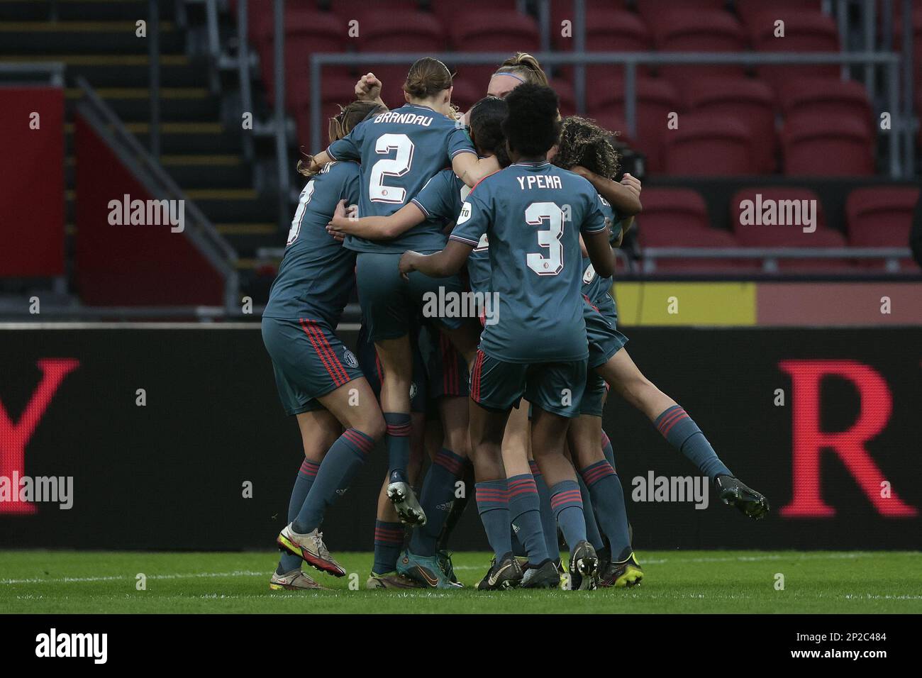 AMSTERDAM - Maxime Bennibk di Feyenoord V1 festeggia il 0-1 con i suoi compagni di squadra durante la partita femminile olandese Eredivie tra Ajax e Feyenoord all'Arena Johan Cruijff il 4 marzo 2023 ad Amsterdam, nei Paesi Bassi. ANP JEROEN PUTMANS Foto Stock