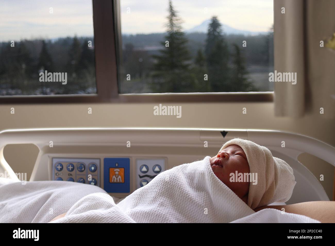 Riley, il primo bambino nato nel 2023 al Madigan Army Medical Center sulla base congiunta Lewis-McChord, Washington, è tanto dolce quanto la grande montagna nel suo primo giorno di vita, il 2 gennaio. Foto Stock