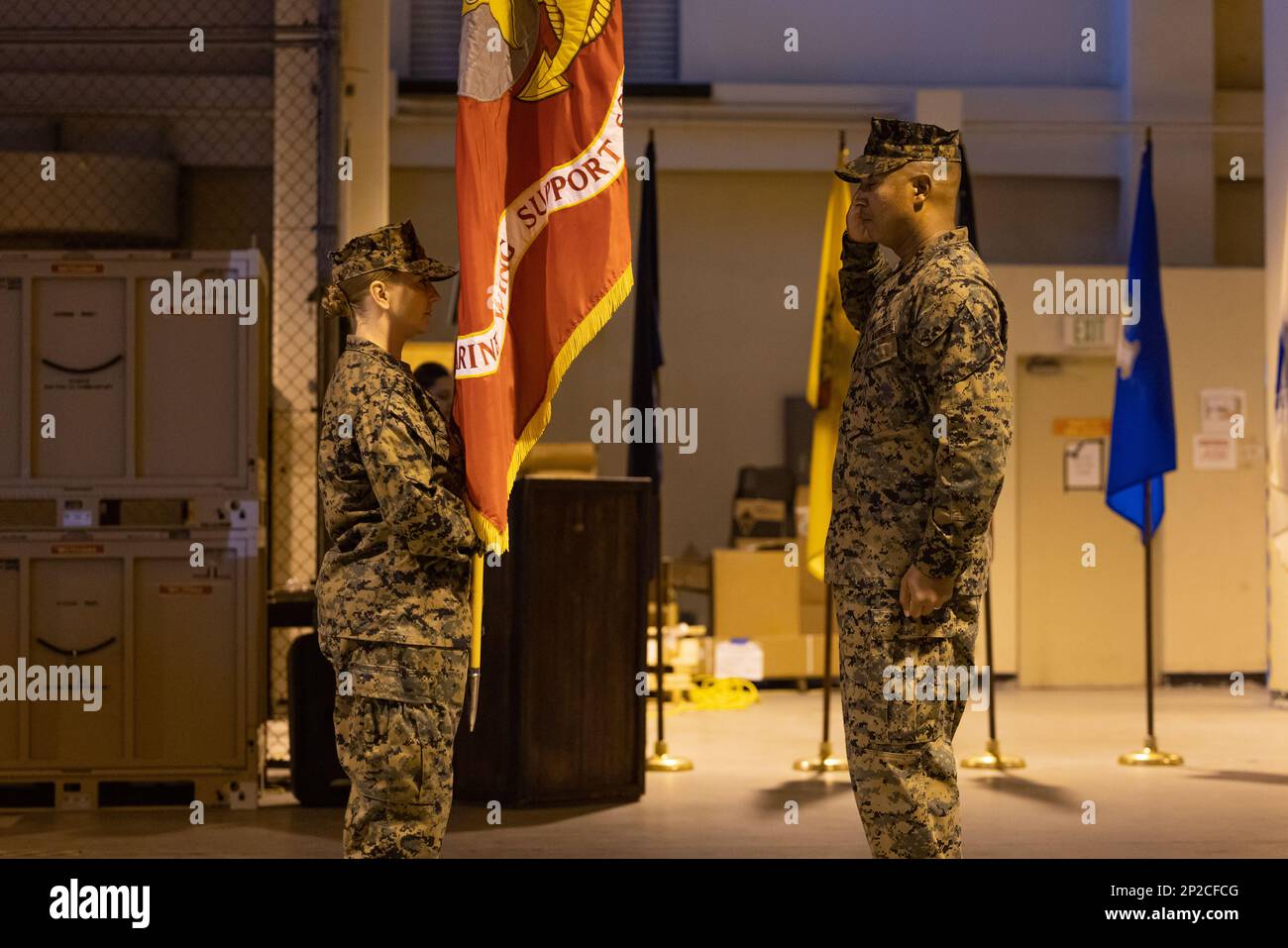 STATI UNITI Il corpo marino Sgt. Maj. Damian Sinanon saluta il Lt. Col. Nicole Penn durante un'assunzione di comando a Camp Foster, Okinawa, Giappone, 6 febbraio 2023. Il col. Penn assunse il comando dello Squadrone di supporto delle ali marine 172. Foto Stock