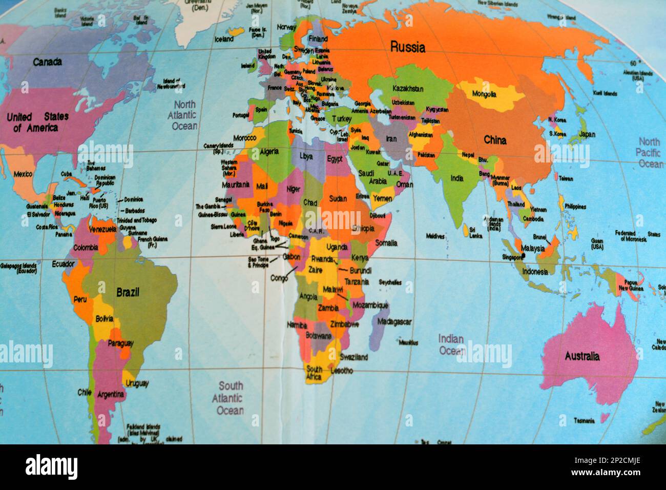 Mappa del mondo colorata con tutti i continenti Africa, Europa, Asia, Nord America, Sud America, Australia e Antartide con gli oceani Atlantico e indiano An Foto Stock