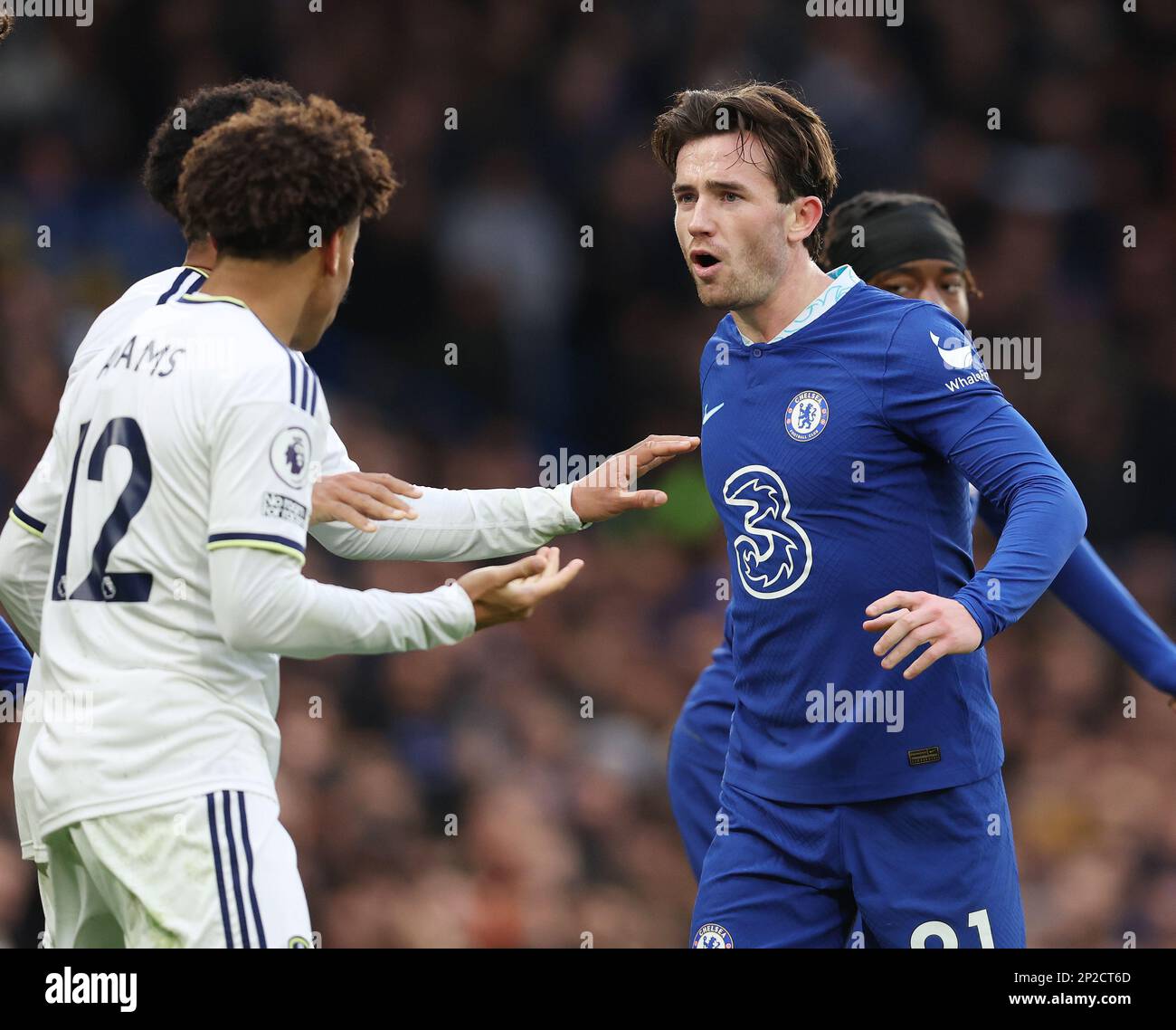 Londra, Inghilterra, 4th marzo 2023. Ben Chilwell di Chelsea e Tyler Adams di Leeds si scontrano durante la partita della Premier League a Stamford Bridge, Londra. L'accreditamento dell'immagine dovrebbe leggere: Paul Terry / Sportimage Foto Stock