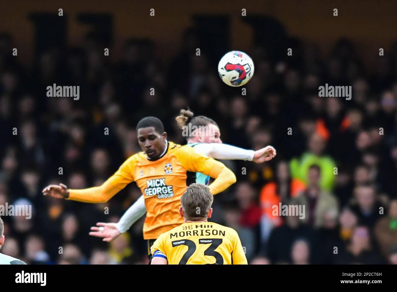 Shilow Tracey (18 Cambridge United) dirige la palla durante la partita della Sky Bet League 1 tra Cambridge United e Portsmouth al R Costings Abbey Stadium di Cambridge, sabato 4th marzo 2023. (Foto: Kevin Hodgson | NOTIZIE MI) Credit: NOTIZIE MI & Sport /Alamy Live News Foto Stock