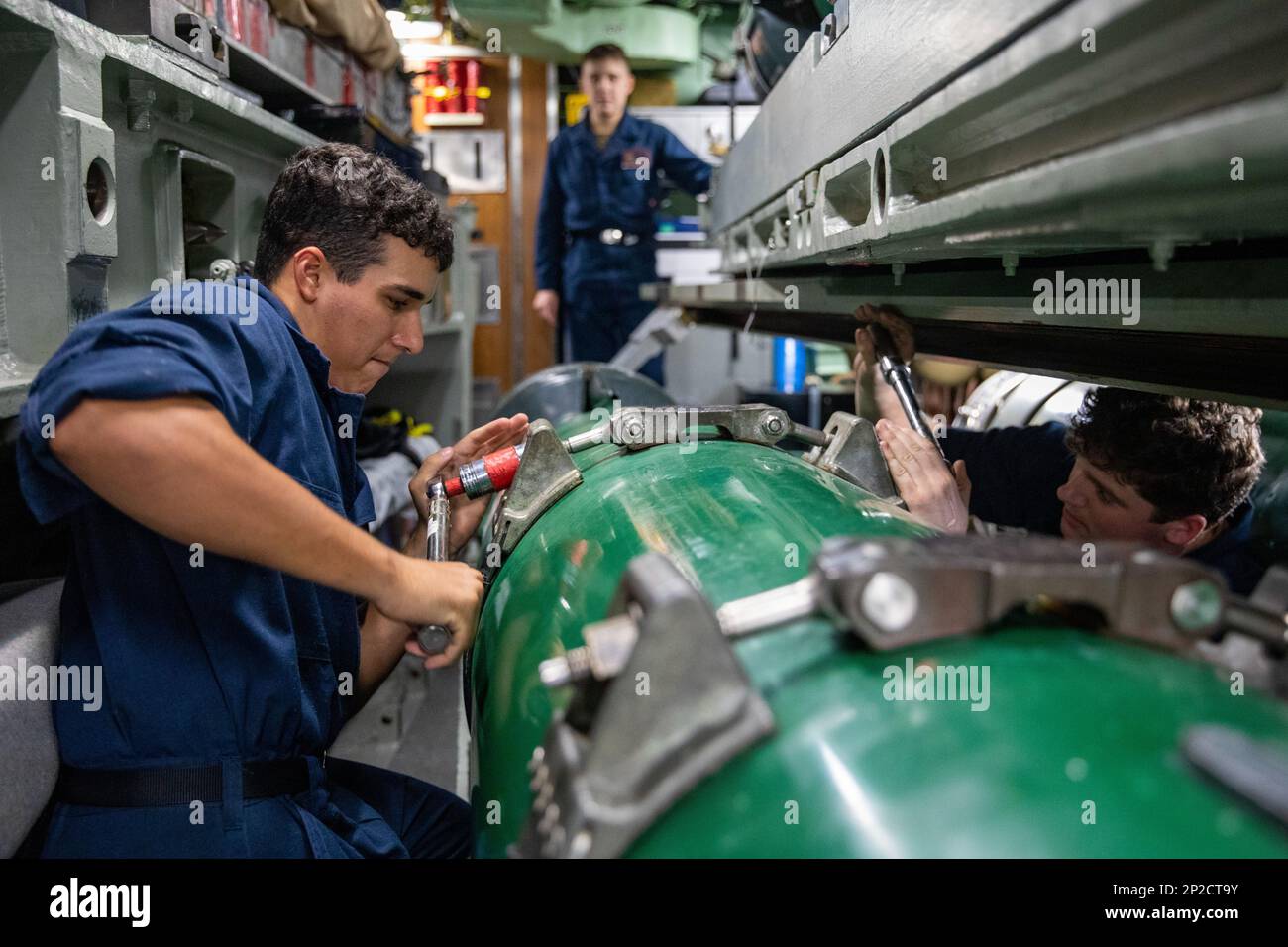 MARE DELLE FILIPPINE (26 gennaio 2023) – i SOMMERGIBILI Sonar Technician 3rd Class Steven Flores (a sinistra), e il compagno di Torpedoman Seaman reclutano Adrian Simmons (a destra), assegnato al sottomarino ad attacco rapido di Los Angeles USS Annapolis (SSN 760), conducono le procedure di scarico del siluro nella sala del siluro mentre sono in corso, 26 gennaio. Annapolis sta conducendo operazioni marittime nell'area delle operazioni della flotta degli Stati Uniti 7th per mantenere un Indo-Pacific sicuro e aperto. Foto Stock