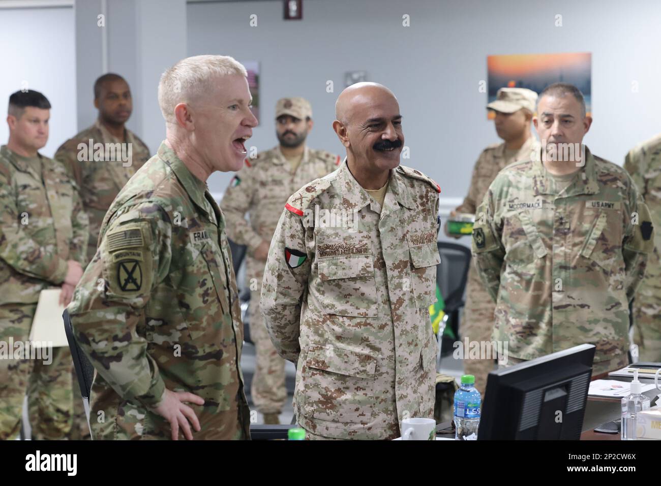 Diretto dal Gen. Patrick D. Frank, comandante, Stati Uniti L'esercito centrale e il generale Mohammed al-Dhafiri, comandante, Kuwait Land Forces, una coorte di alti funzionari dell'esercito si incontrano e discutono gli sforzi di coordinamento a Camp Arifjan, Kuwait per costruire un accordo ARCENT e KLF e un piano di impegno per i prossimi due anni. La discussione comprende gli sforzi per sincronizzare meglio gli sforzi di cooperazione in materia di sicurezza in tutta la regione e le opportunità potenziali di partecipare a eventi di formazione reciproca, il 17 gennaio 2023. Foto Stock