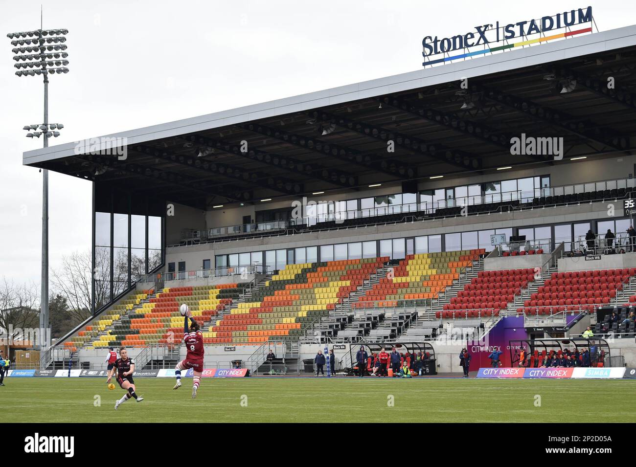 Londra, Regno Unito. 04th Mar, 2023. Rachel Mclachlan of sale Sharks Women carica giù Flo Williams of Saracens Women calcio per la conversione durante la Womens Allianz Premier 15s match tra Saracens Women e sale Sharks Women allo StoneX Stadium, Londra, Inghilterra il 4 marzo 2023. Foto di Phil Hutchinson. Solo per uso editoriale, licenza richiesta per uso commerciale. Non è utilizzabile nelle scommesse, nei giochi o nelle pubblicazioni di un singolo club/campionato/giocatore. Credit: UK Sports Pics Ltd/Alamy Live News Foto Stock