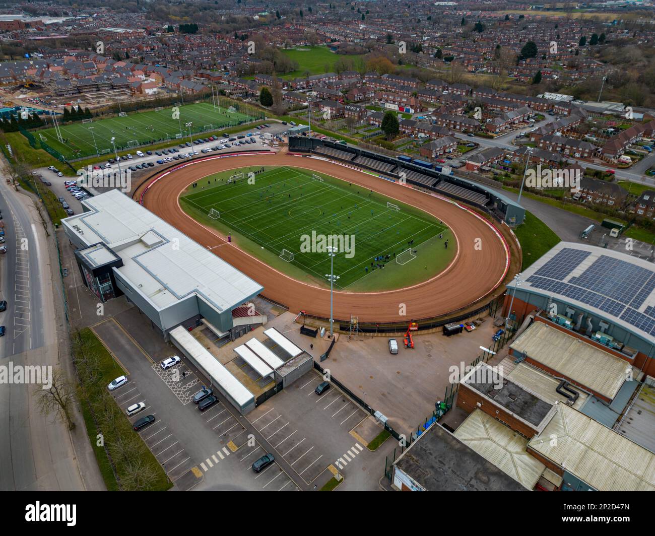Riprese aeree della New Belle Vue Speedway e della Belle View School, nonché aste di automobili e alloggi Foto Stock