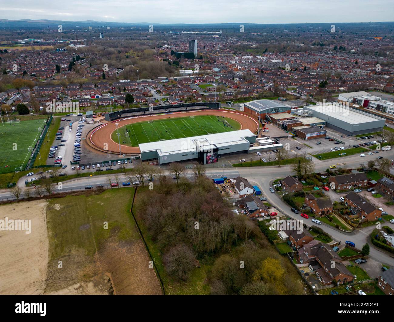 Riprese aeree della New Belle Vue Speedway e della Belle View School, nonché aste di automobili e alloggi Foto Stock