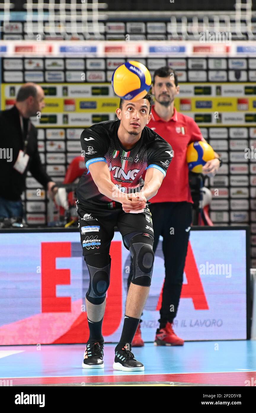 Civitanova Marche, Italia. 04th Mar, 2023. Barthelemy Chinenyeze #10 (Cucine Lube Civitanova) durante Cucine Lube Civitanova vs Allianz Milano, Volley Serie Italiana A Men Superleague Championship a Civitanova Marche, Italy, Marzo 04 2023 Credit: Independent Photo Agency/Alamy Live News Foto Stock