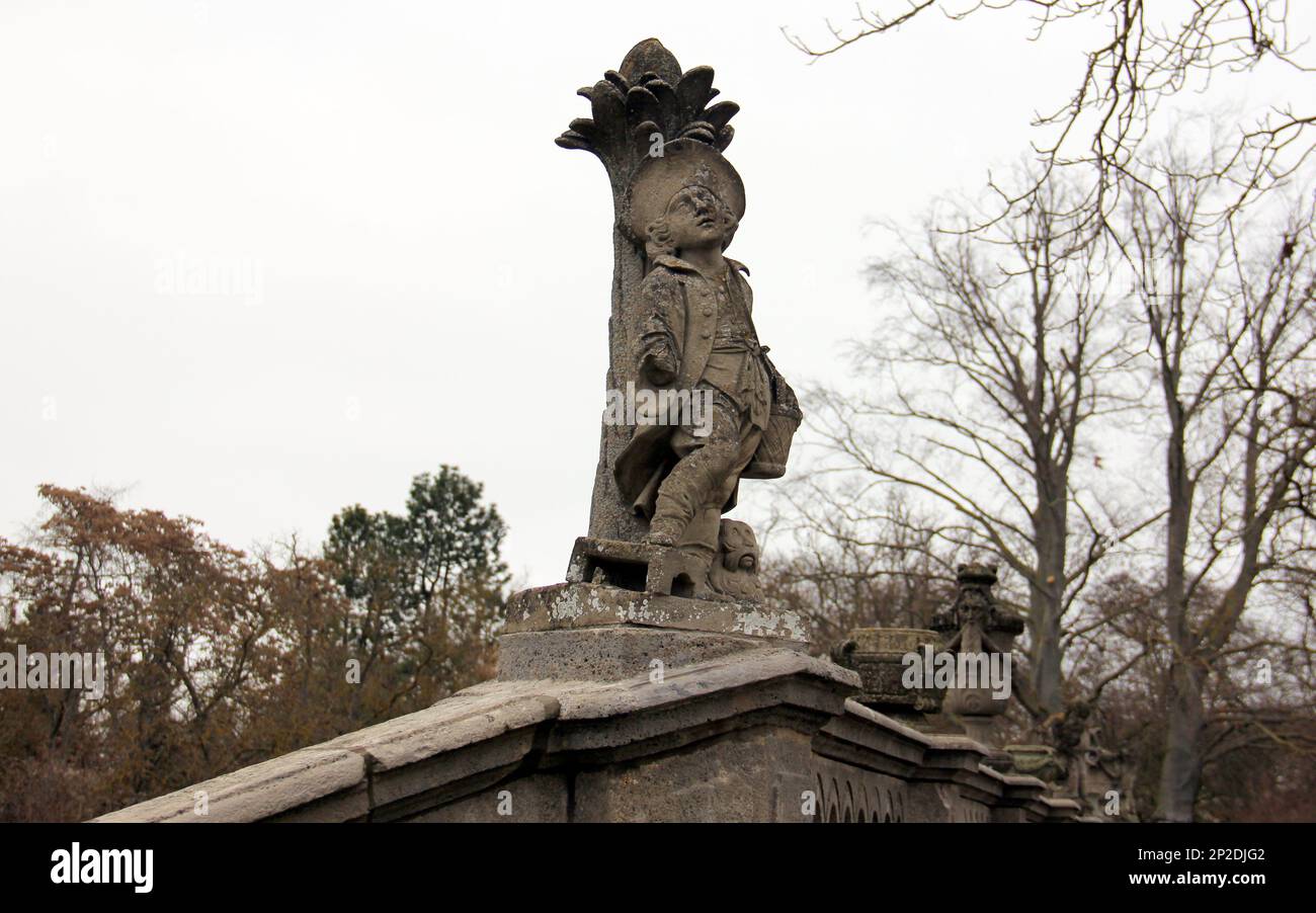 Scultura di un putto in costume cerimoniale di una palma, nei Giardini di Corte del Residenz, Palazzo barocco dei principi Vescovi, Wurzburg, Germania Foto Stock