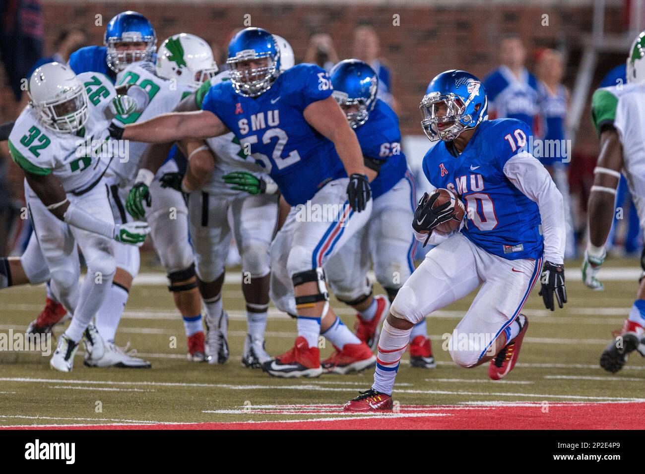 12 September 2015: SMU Mustangs running back Xavier Jones (#10) during the college football game between the SMU Mustangs and the North Texas Mean Green at Gerald Ford Stadium in Dallas, Texas. SMU won the game 31-13. (Icon Sportswire via AP Images) Foto Stock