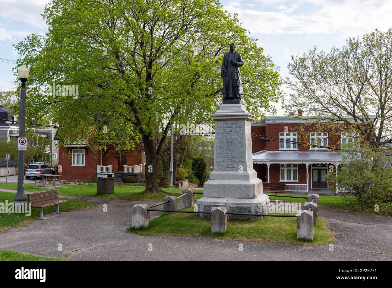 Levis, Chaudiere-Appalaches, Quebec, Canada - 14 maggio 2022 : costruita nel 1885, statua di Joseph David Deziel fondatore della parrocchia della città di Levis Foto Stock