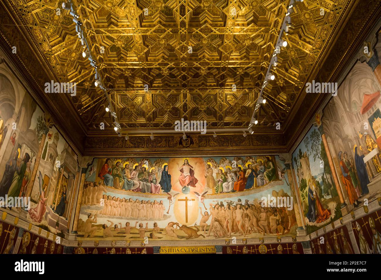 Toledo, Spagna - 22 giugno 2022: Una sala completamente affrescata con soggetti religiosi, all'interno della Cattedrale di Toledo, Spagna. Foto Stock Toledo, Spagna - 22 giugno 2022: Una sala completamente affrescata con soggetti religiosi, all'interno della Cattedrale di Toledo, Spagna. Foto Stock