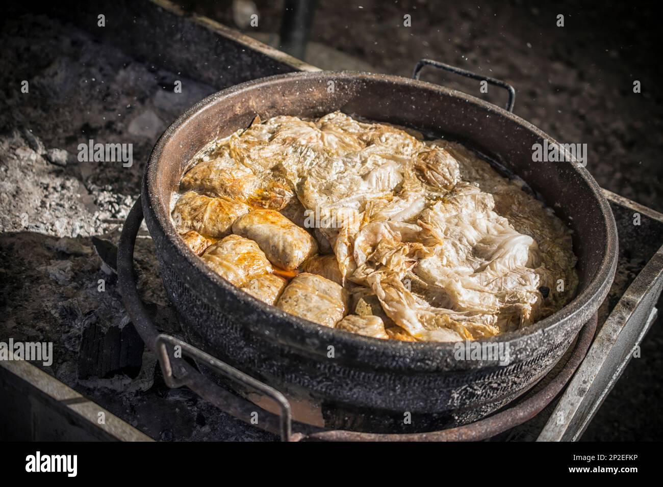 Cavolo ripieni serbo (Sarma) cucinato in una pentola grande Foto Stock