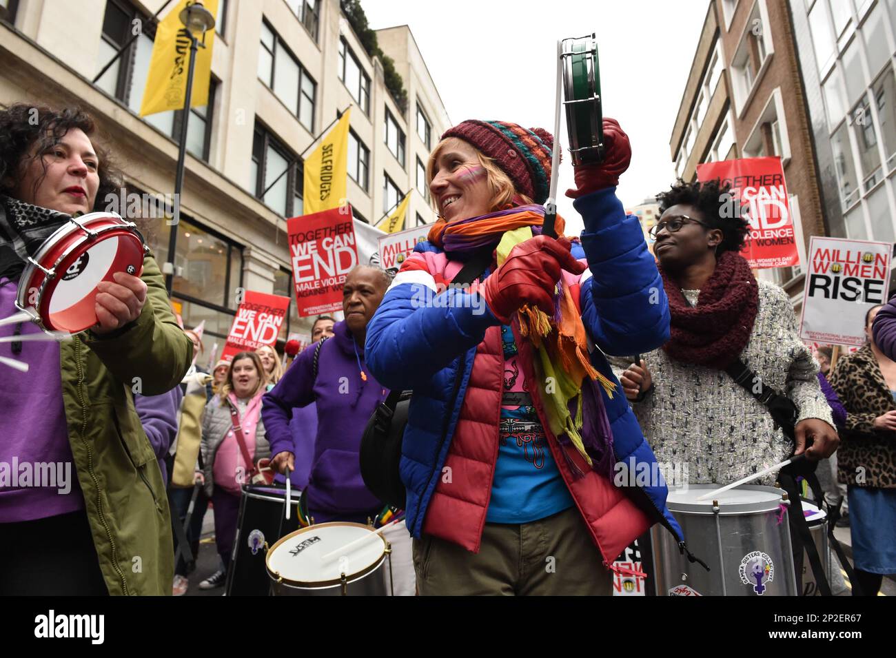 Londra, Regno Unito, 4th marzo 2023. Centinaia di donne hanno marciato nel centro di Londra a milioni di donne che si radunano ogni anno contro la violenza contro le donne. Credit: Thomas Krych/Alamy Live News Foto Stock
