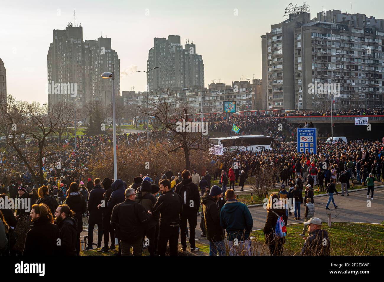 4 dicembre 2021, Belgrado, Serbia, protesta ambientale. Manifestanti che bloccano l'autostrada. Protesta contro l'intenzione della società Rio Tinto di mio lithi Foto Stock