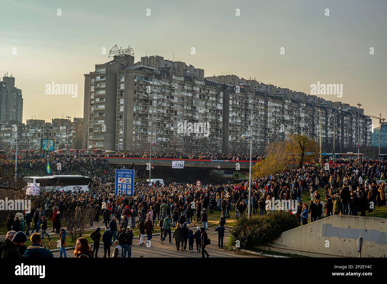 4 dicembre 2021, Belgrado, Serbia, protesta ambientale. Manifestanti che bloccano l'autostrada. Protesta contro l'intenzione della società Rio Tinto di mio lithi Foto Stock