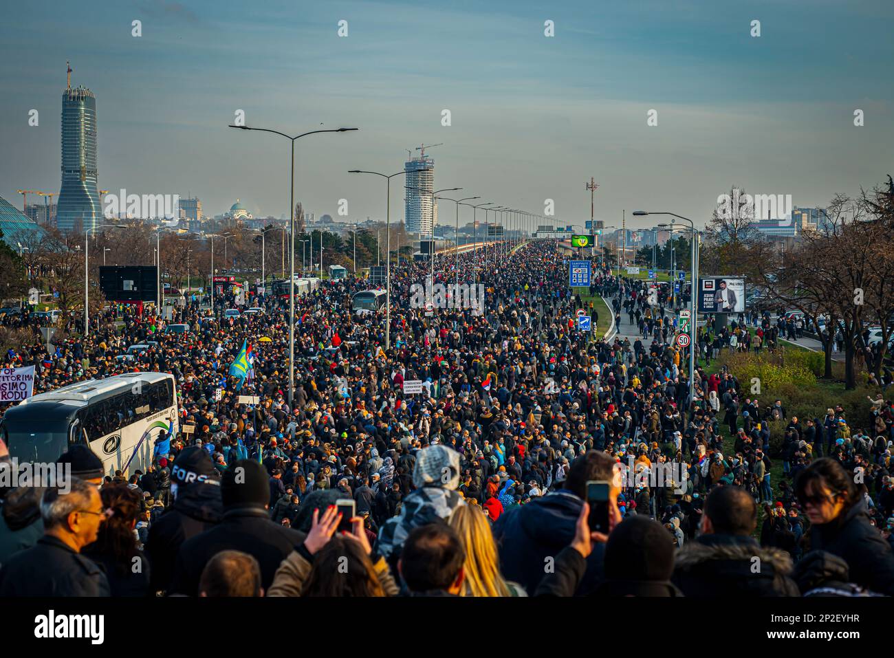 4 dicembre 2021, Belgrado, Serbia, protesta ambientale. Manifestanti che bloccano l'autostrada. Protesta contro l'intenzione della società Rio Tinto di mio lithi Foto Stock