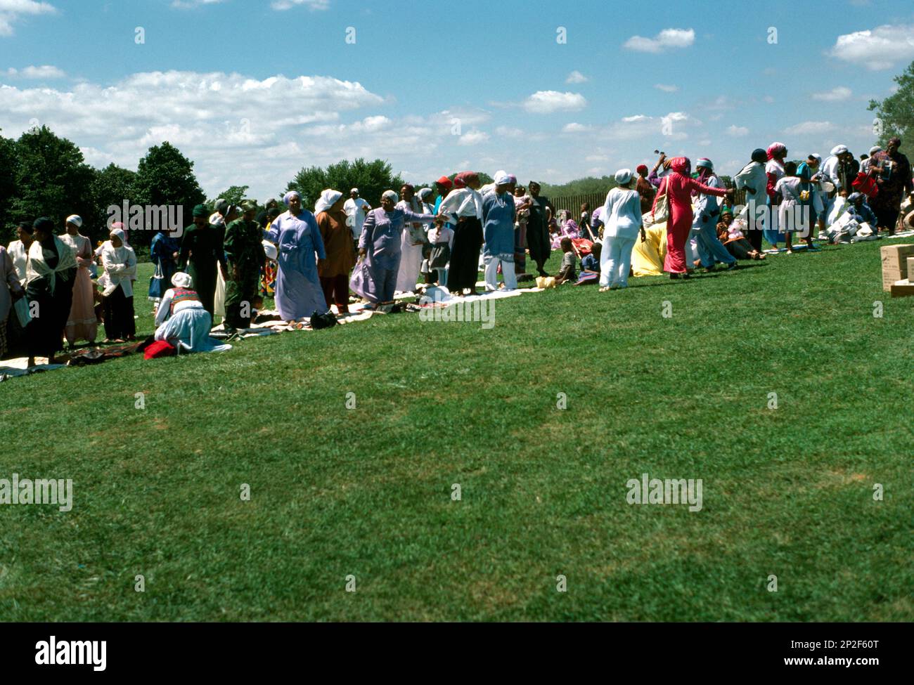 Washington state USA Mussulmani che si riuniscono per la preghiera nel Parco Foto Stock
