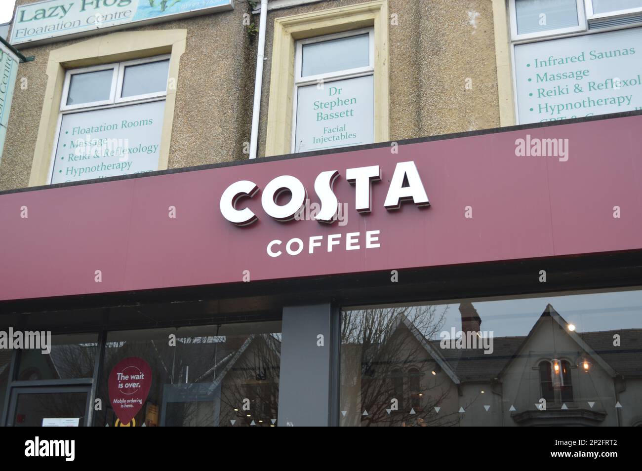4th marzo 2023, Swansea, Galles, Regno Unito. Segnaletica Costa Coffee in Uplands. Foto Stock